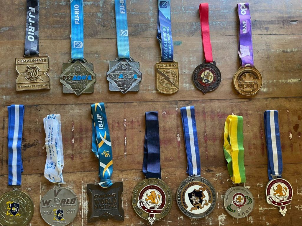 Algumas medalhas que estão expostas em nossa academia. Foto em Abril de 2021